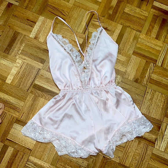Missguided Lace satin Teddy in Pastel Pink - Picture 3 of 7